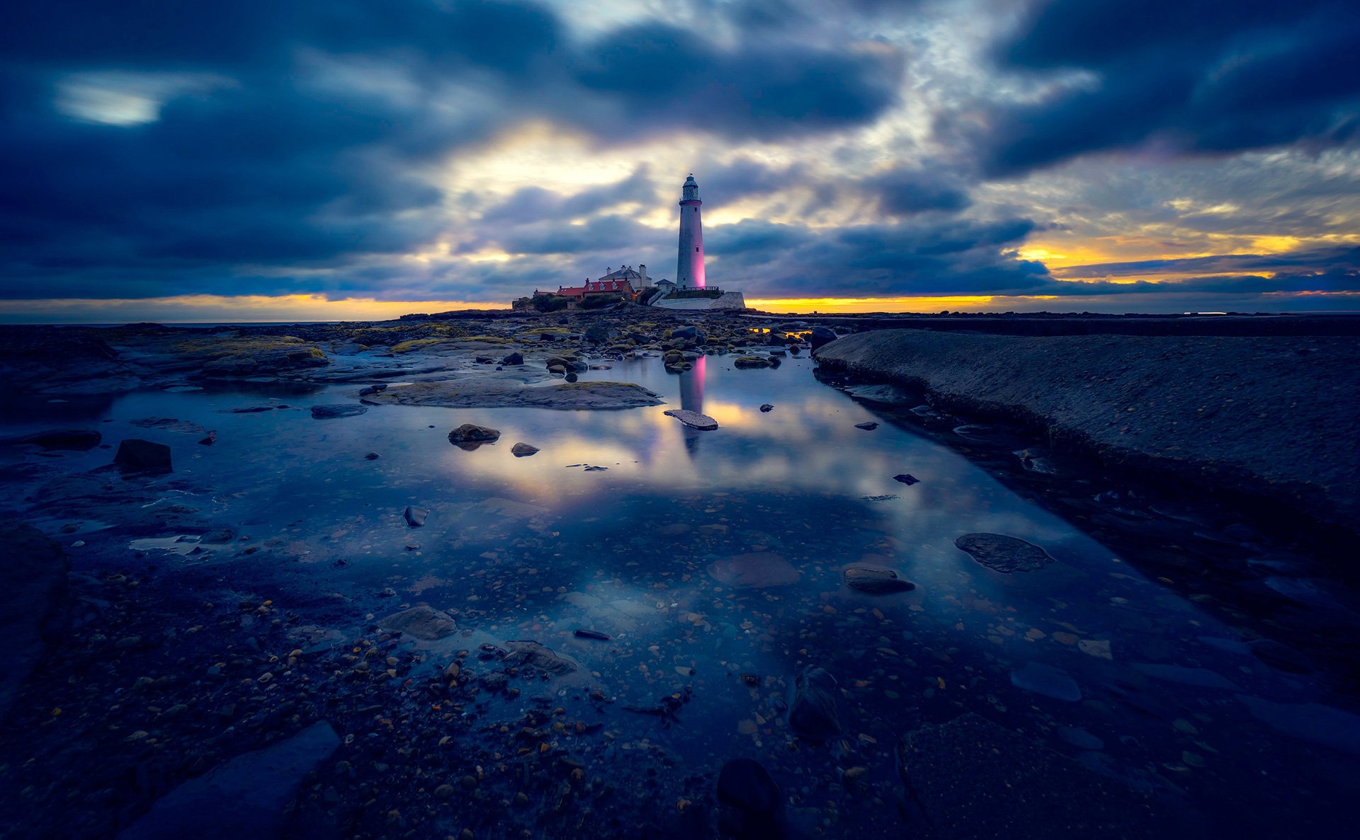 lighthouse-sunrise-distance
